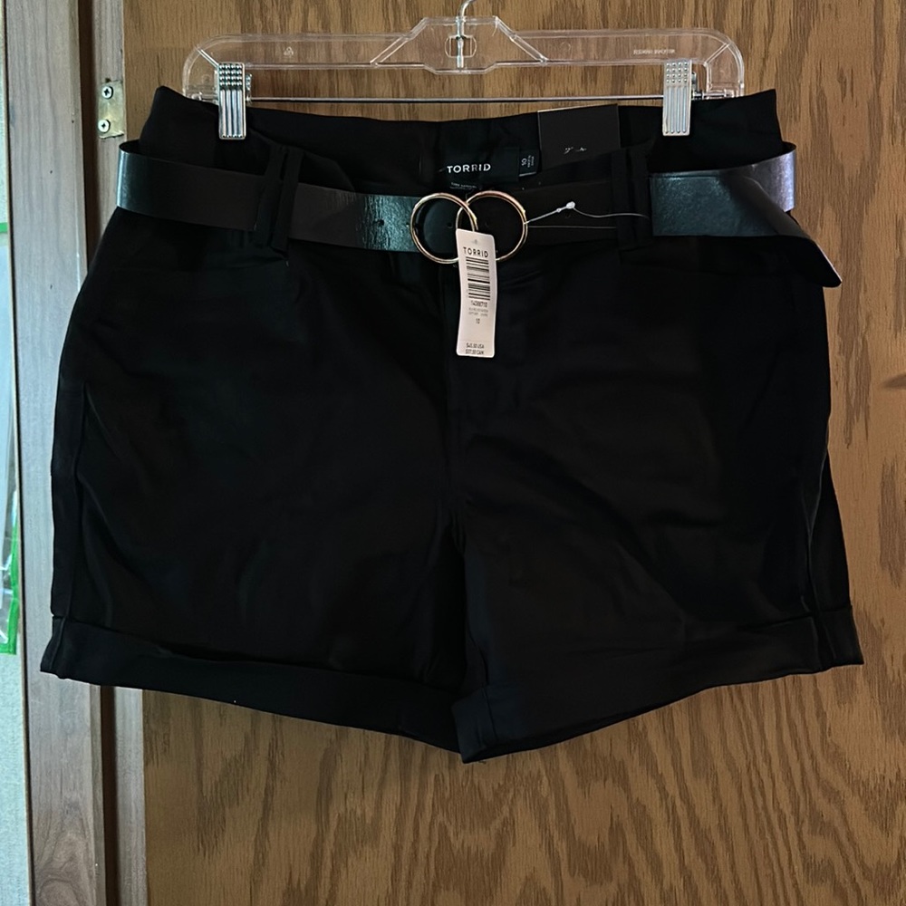 TORRID BELTED SATEEN SHORT: BLACK: NWT: SZ 10